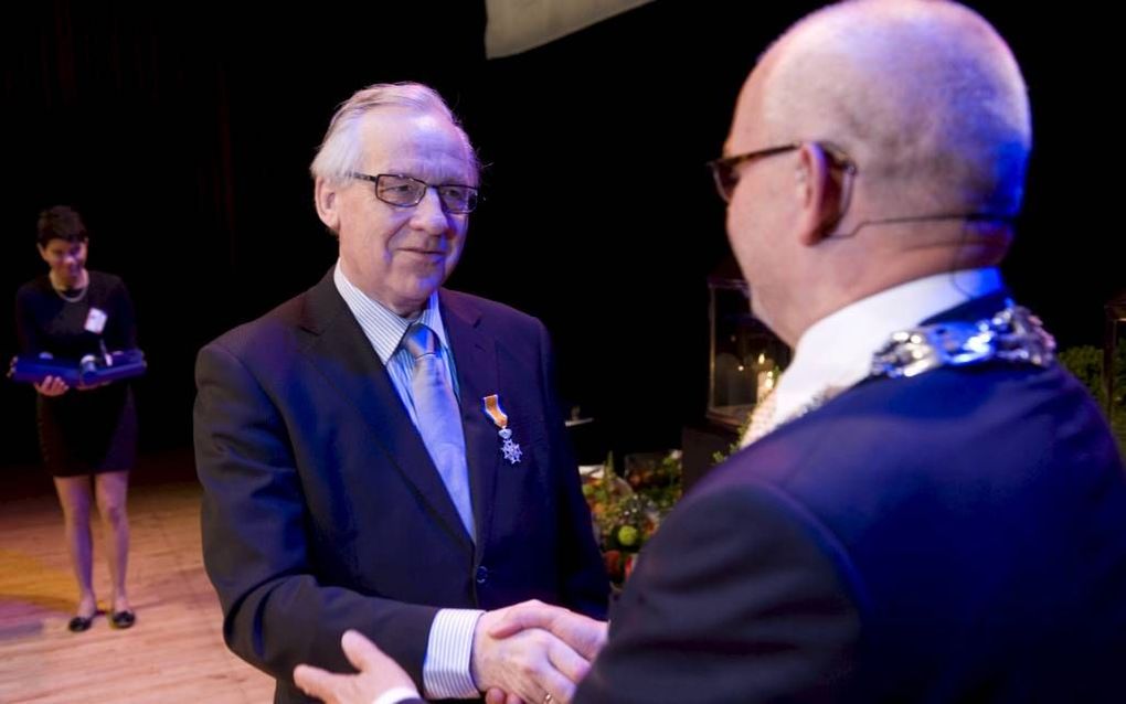 HENDRIK-IDO-AMBACHT. Burgemeester Heijkoop speldt B. S. van Groningen een koninklijke onderscheiding op. „Mijn vrouw heeft minstens de helft ervan verdiend.”  beeld Cees van der Wal