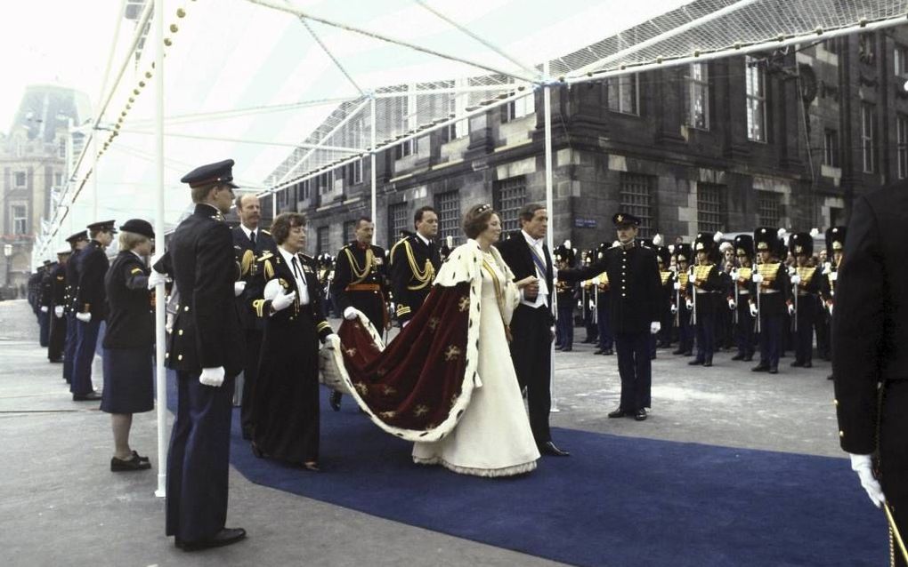 De koningsmantel is al vele malen aangepast. Foto: koningin Beatrix in 1980 op weg naar de Nieuwe Kerk. Beeld ANP