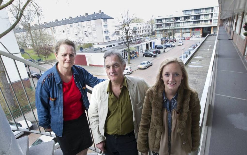 AMSTERDAM. Peter en Thea van Duinkerken uit Amsterdam-Nieuw-West. „Christengezinnen moeten niet wegtrekken uit de stad. Je hebt hier juist een mooie taak.” Rechts dochter Gracièla (r.), die met haar twee zussen in de wijk is opgegroeid. beeld RD, Anton Do