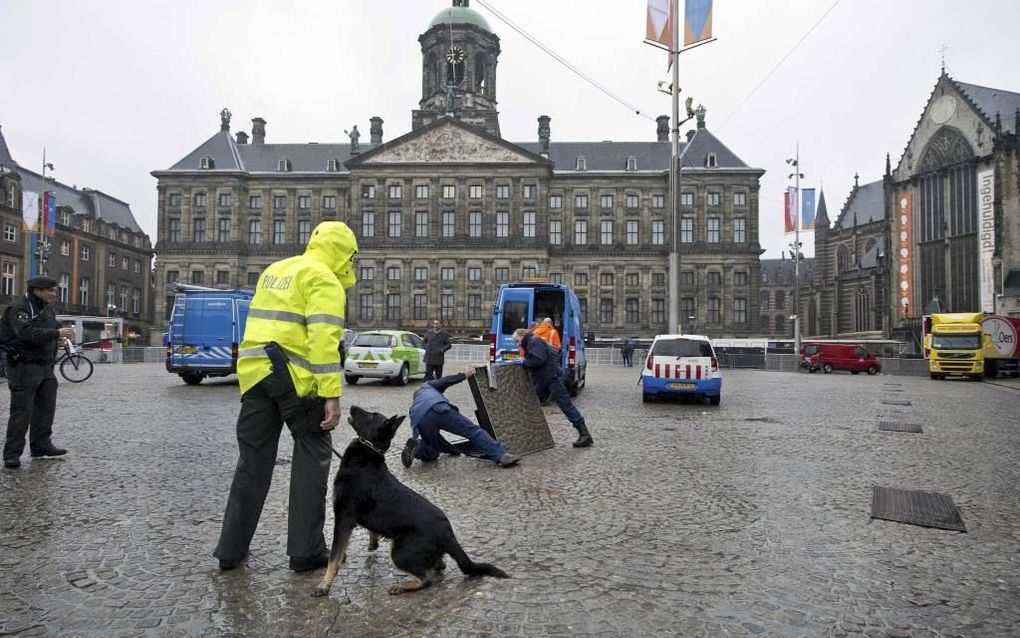 AMSTERDAM. Duitse en Nederlandse bomverkenners laten niets aan het toeval over. Ze controleerden vanochtend met de hulp van speurhonden putten en andere verborgen openingen in de Dam te Amsterdam op explosieven aan de vooravond van de inhuldigingsplechtig