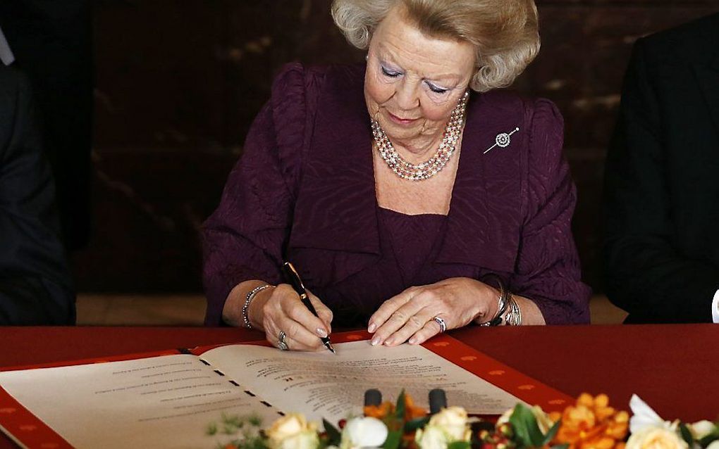 Koningin Beatrix tekent de Akte van Abdicatie. Foto ANP