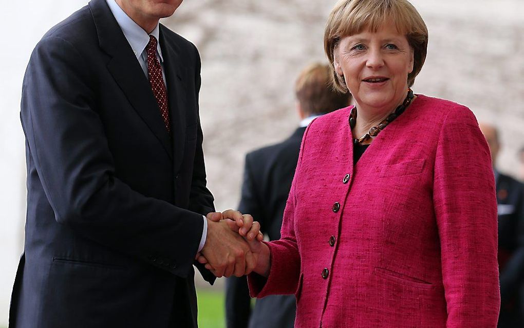 Angela Merkel begroet premier Enrico Letta.  Foto EPA