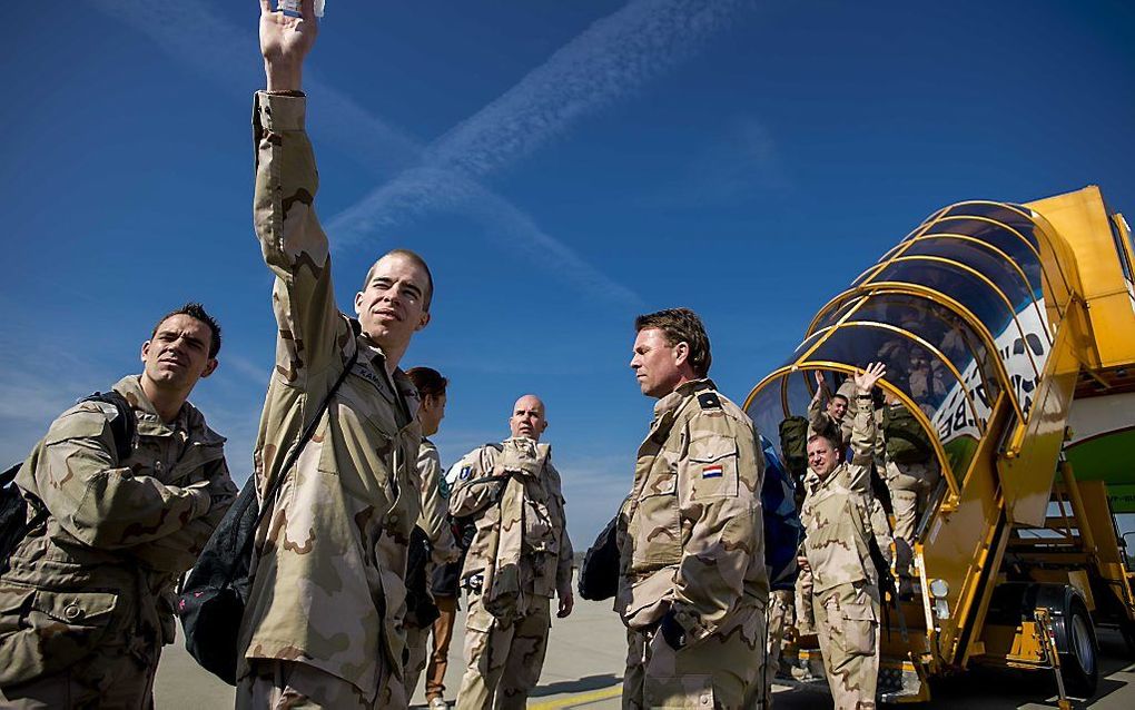 Militairen en marechaussees nemen afscheid op vliegveld Eindhoven voor hun vertrek naar de provincie Kunduz in Afghanistan. Foto ANP