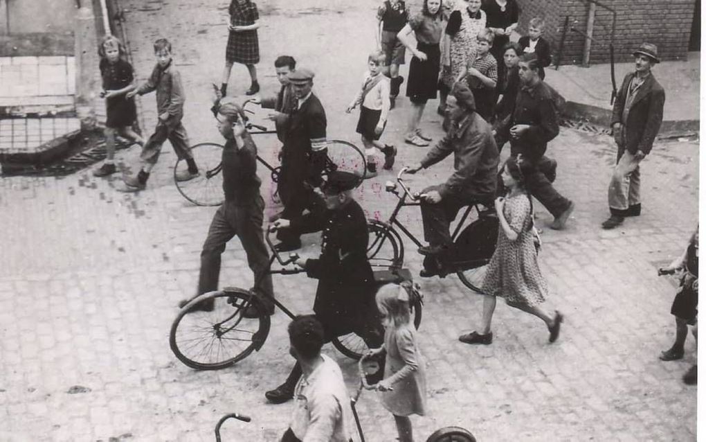 NSB’ers worden in mei 1945 te Zaltbommel gearresteerd. Foto Oorlogsbronnen.nl