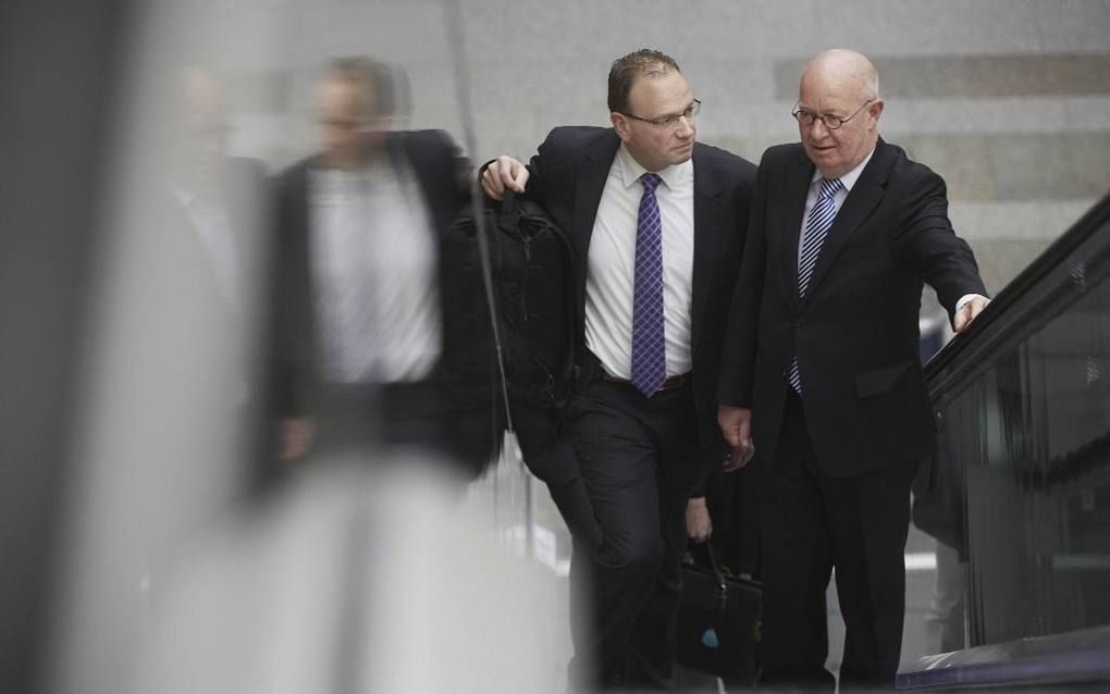 FNV-voorzitter Ton Heerts (l.) en VNO-NCW-directeur Niek Jan van Kesteren (r.) komen aan in de Tweede Kamer voor een toelichting op het sociaal akkoord.  beeld ANP