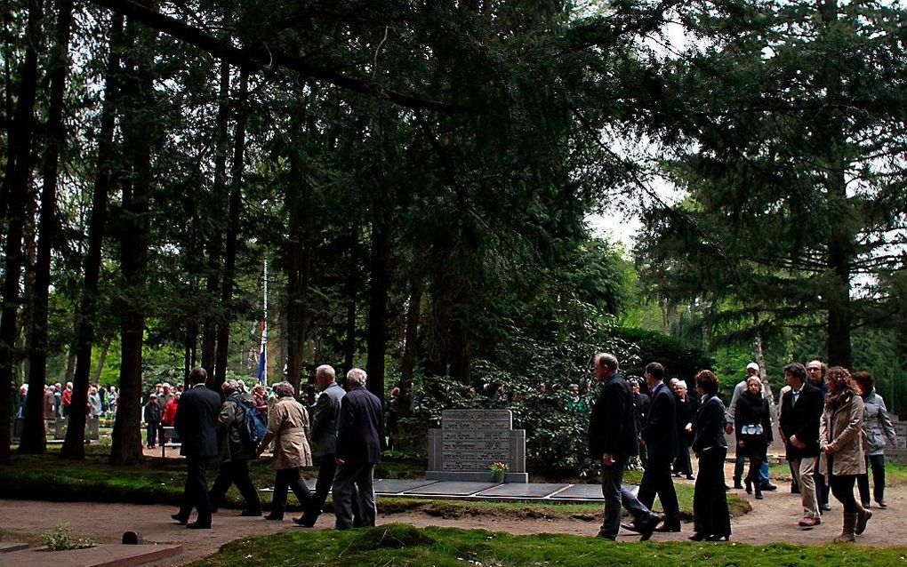 Inwoners van Vorden lopen na afloop van de Nationale Dodenherdenking op de algemene begraafplaats langs de Duitse oorlogsgraven. Foto ANP