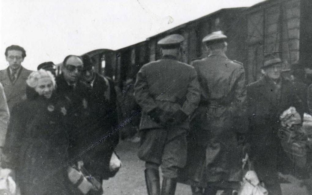 1943. Een trein vol gevangenen arriveert bij doorgangskamp Westerbork. Foto NIOD