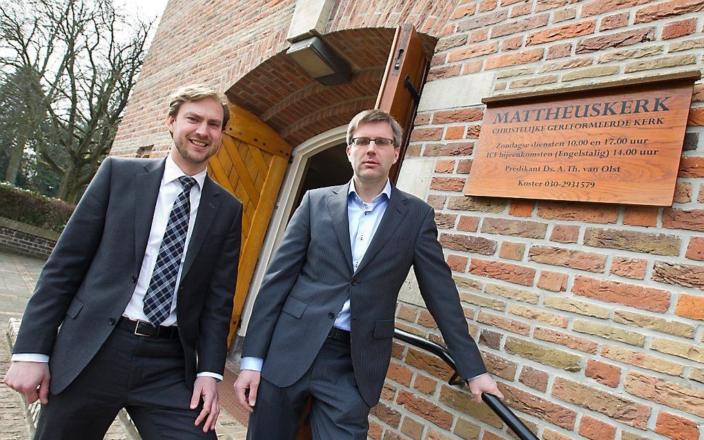 Ds. A. Th. van Olst (l.) en evangelist J. Bonhof voor de christelijke gereformeerde Matthéüskerk in Utrecht.Foto RD, Anton Dommerholt