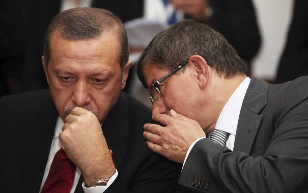 Premier  Erdogan (l.) van Turkije heeft een onderonsje met zijn minster van Buitenlandse Zaken Davutoglu (r.).  beeld EPA