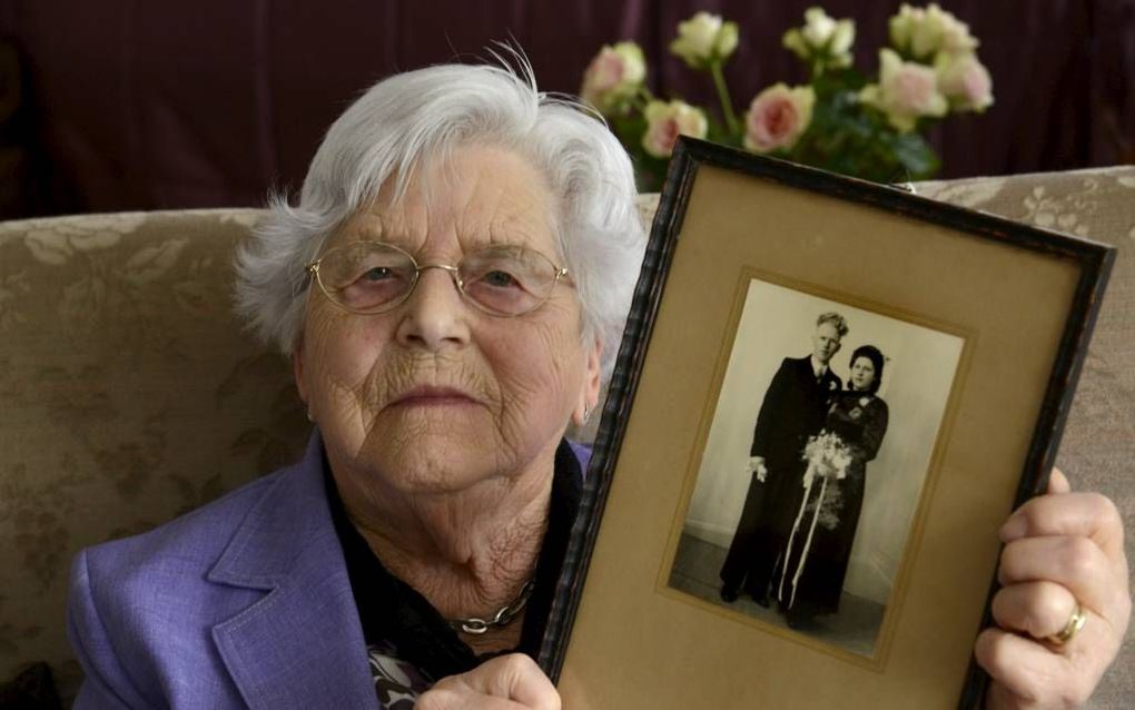 Annie de Vries met haar trouwfoto. „Wij waren nog splinterjong.” Beeld Frans Andringa