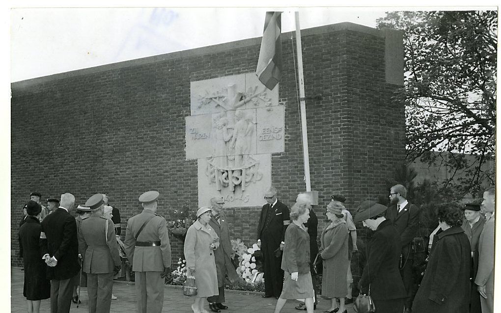 Dodenherdenking 1960 bij het monument van de gevangenis in Scheveningen ('Oranjehotel'). Foto ANP