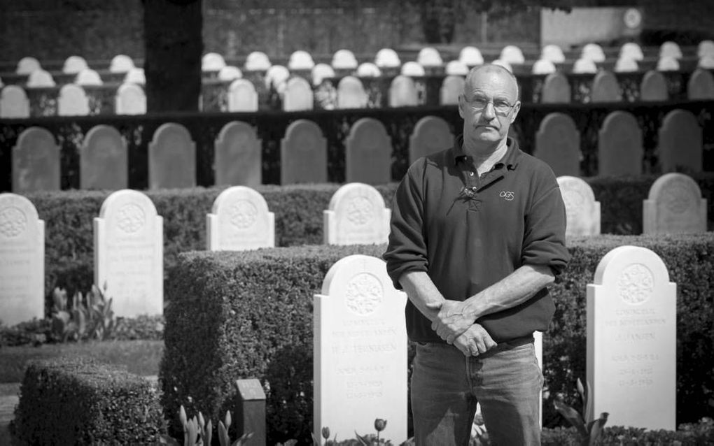 Charles Willemsen (52) is namens de Oorlogsgravenstichting beheerder van het militaire ereveld op de Grebbeberg in Rhenen, waar 850 Nederlandse militairen liggen begraven die zijn gesneuveld tijdens het pinksteroffensief in mei 1940. beeld André Dorst