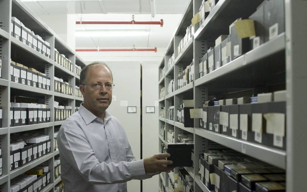 Directeur Haim Gertner van het archief van Yad Vashem in de ruimte met de microfilms. Beeld Alfred Muller