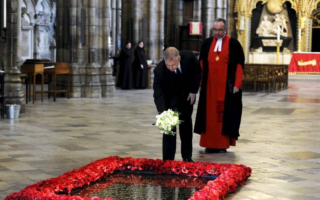 De Britse prins Andrew legde donderdag een krans bij het Graf van de Onbekende Soldaat na in de Londense Westminster Abbey. Foto EPA