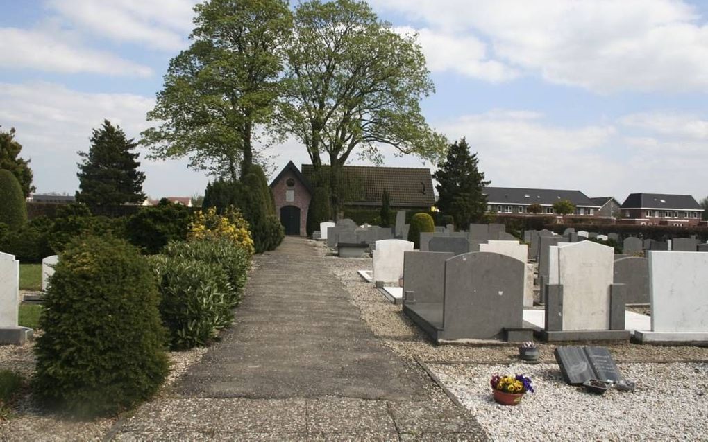 Een van de weinige begraafplaatsverenigingen in ons land, Onderlinge Hulp in Nieuwendijk, bestaat 100 jaar. De vereniging beheert de begraafplaats in het gehucht Kille. Beeld André Bijl