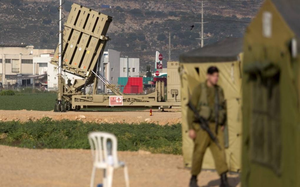 Het leger van Israël heeft in het noorden van het land het raketafweersysteem Iron Dome opgesteld. Dat is een van de veiligheidsmaatregelen die duidelijk maken dat de Israëlische regering rekent met de mogelijkheid van aanvallen vanuit het noorden. Zondag