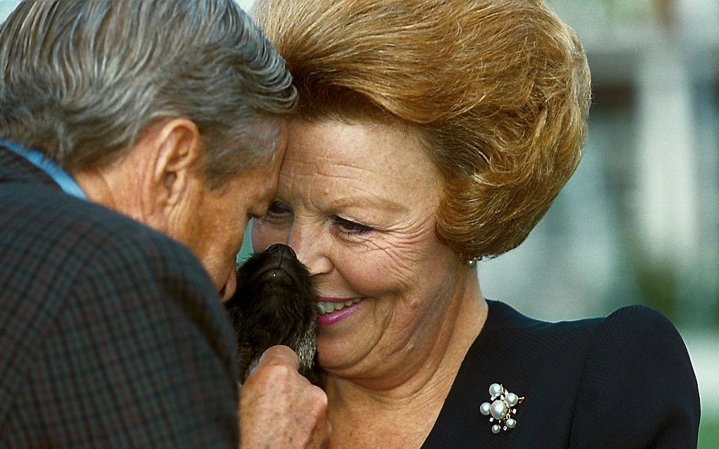 De foto waarop Beatrix en prins Claus knuffelen met hond Dushi. Foto ANP