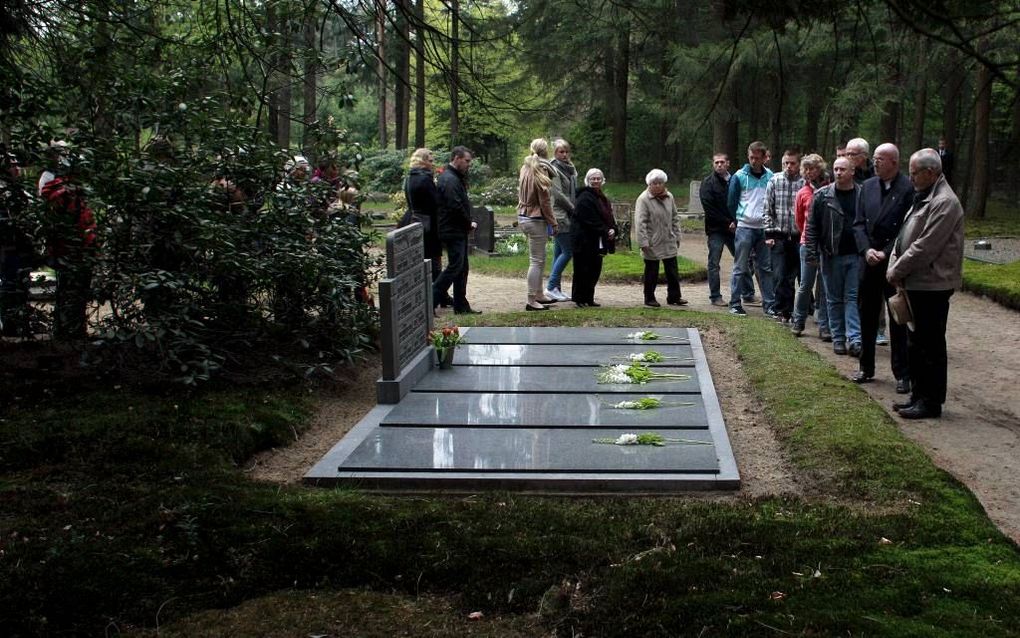 Inwoners van Vorden lopen na afloop van de dodenherdenking op de algemene begraafplaats langs de Duitse oorlogsgraven. beeld ANP