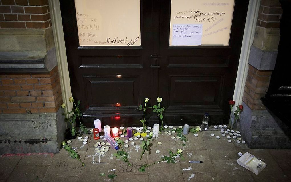 Kaarsen en bloemen bij spoor 4 van Den Haag Hollands Spoor, waar de 17-jarige Rishi door de politie werd doodgeschoten. Foto ANP