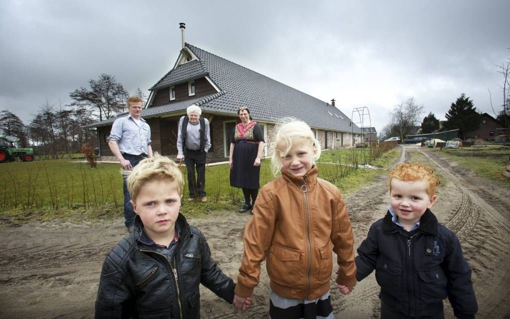 Henk Mulder, zijn vrouw Aaltje en hun zoon Harry. Op de voorgrond enkele kleinkinderen. beeld Sjaak Verboom