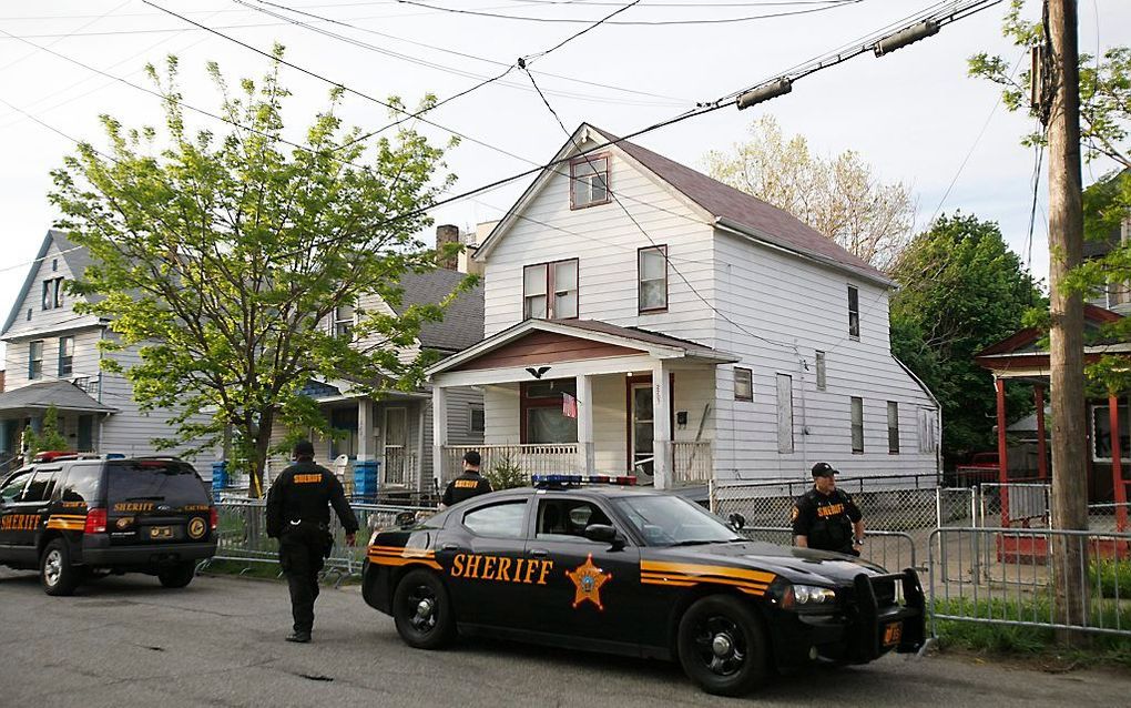 Politie bewaakt het huis in Cleveland waar de vrouwen werden vastgehouden. Foto EPA