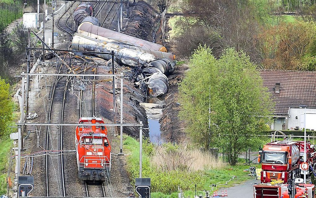 Een luchtfoto, genomen op 8 mei 2013, toont de ontspoorde trein in het Vlaamse Wetteren.  Foto AFP