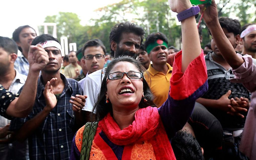 Studenten vieren het feit dat Kamaruzzaman ter dood veroordeeld is.  Foto EPA