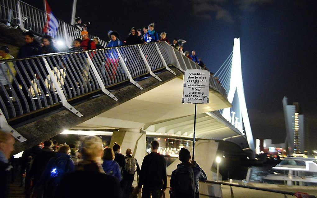 Deelnemers aan de Nacht van de Vreemdeling vertrekken bij de Erasmusbrug en lopen in de nacht van Rotterdam naar Den Haag. Zij willen met hun 40 kilometer lange wandeling geld ophalen voor het ruimen van landmijnen in Zuid-Soedan. beeld ANP