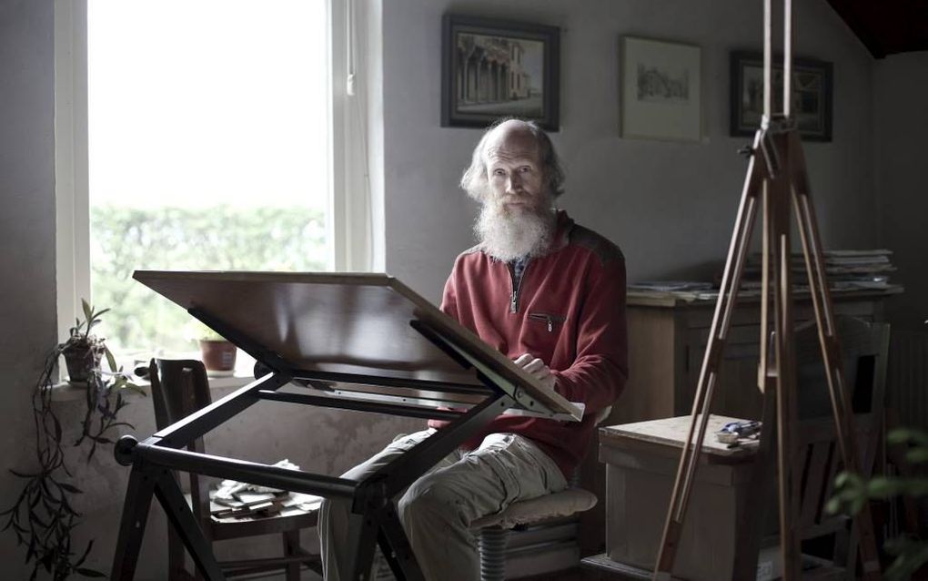 Maarten ’t Hart in zijn atelier: „Ik wil het gevoel dat ik aan iets beleef vastleggen en doorgeven.” Foto Sjaak Verboom