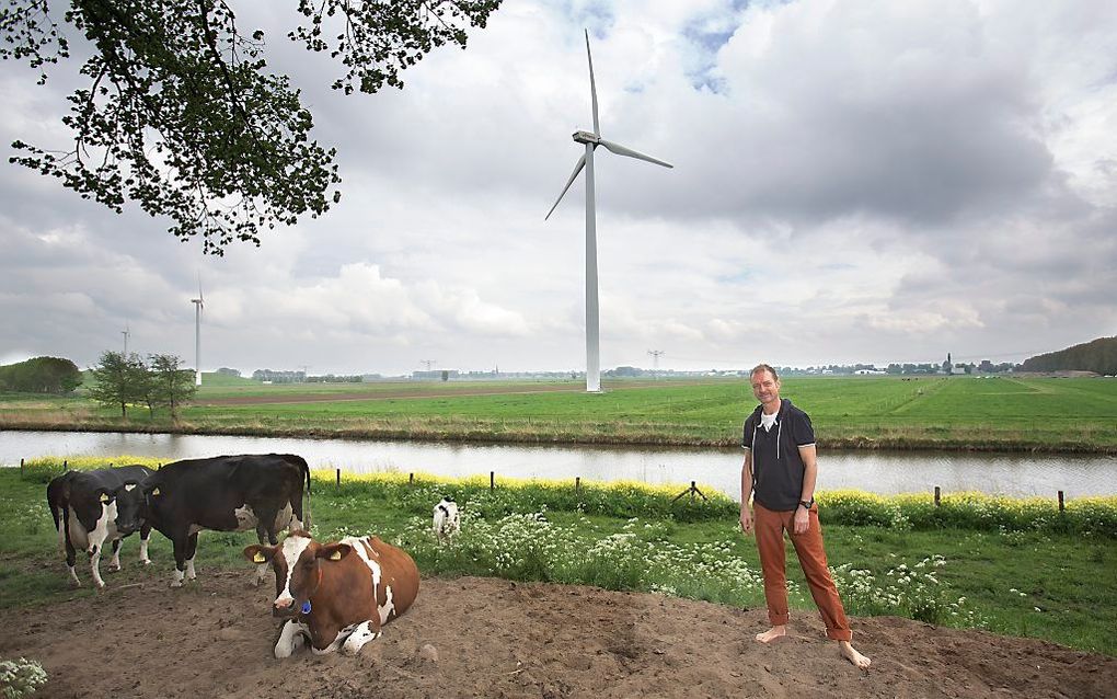 Gerrit Altena (53) uit Wijk en Aalburg: „Als ik thuiskom in een leeg huis en er brandt een lamp, baal ik daarvan.” Foto Sjaak Verboom