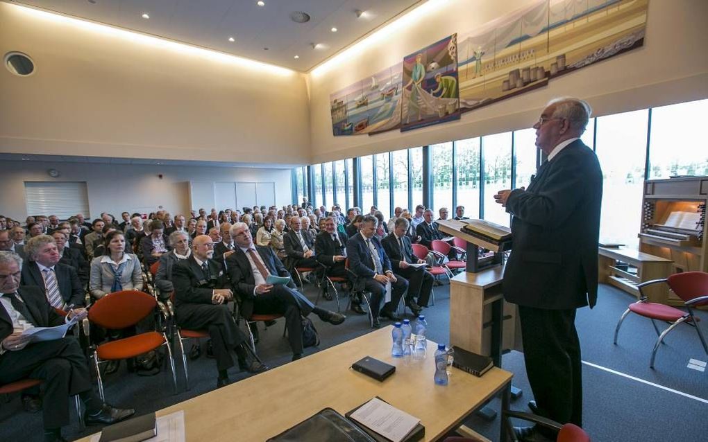 Het deputaatschap voor Israël van de Gereformeerde Gemeenten belegde vrijdag in Gouda zijn jaarlijkse themadag. Sprekers waren voorzitter ds. C. J. Meeuse (staand) en ds. B. Maoz uit Israël. beeld Martin Droog