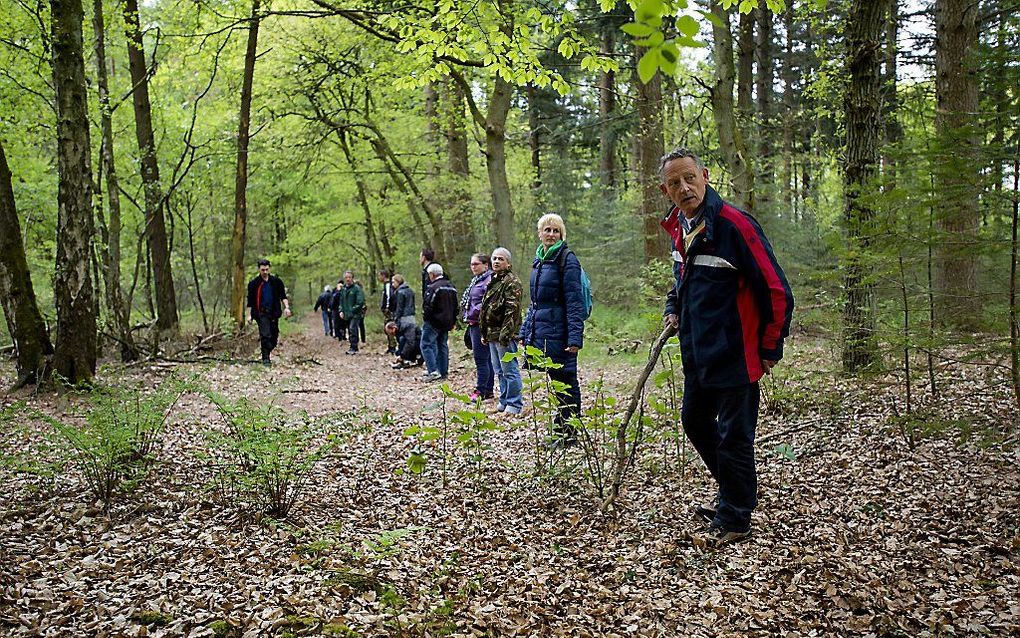 Burgers zijn in de bossen tussen Doorn en Rhenen op zoek naar de vermiste broertjes Ruben (9) en Julian (7) uit Zeist.  Foto ANP