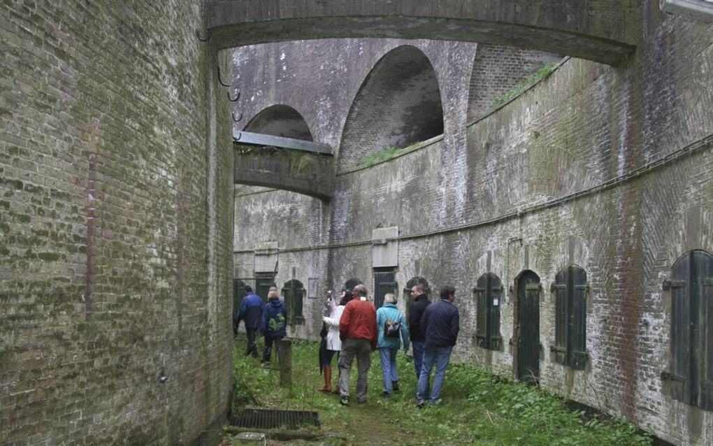 EVERDINGEN. Fort Everdingen was zaterdag open voor publiek. Er werden rondleidingen gegeven. Het voormalige militaire complex wordt verkocht. Beeld André Bijl