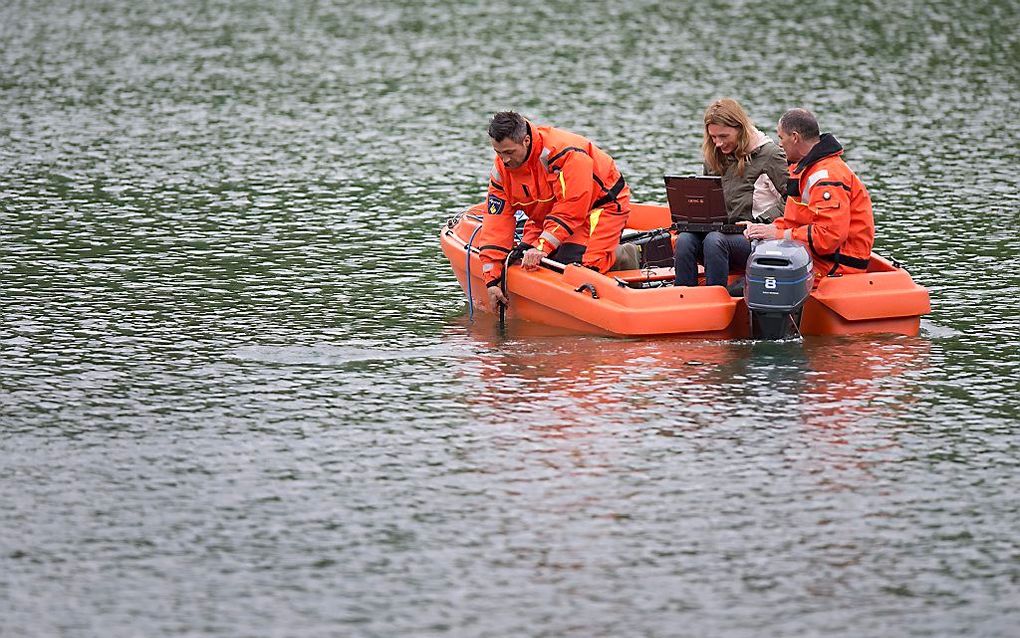 Op de grote visvijver in het Limburgse dorp Geulle wordt met behulp van een bootje en sonarapparatuur gezocht naar de vermiste broertjes Ruben en Julian. Foto ANP