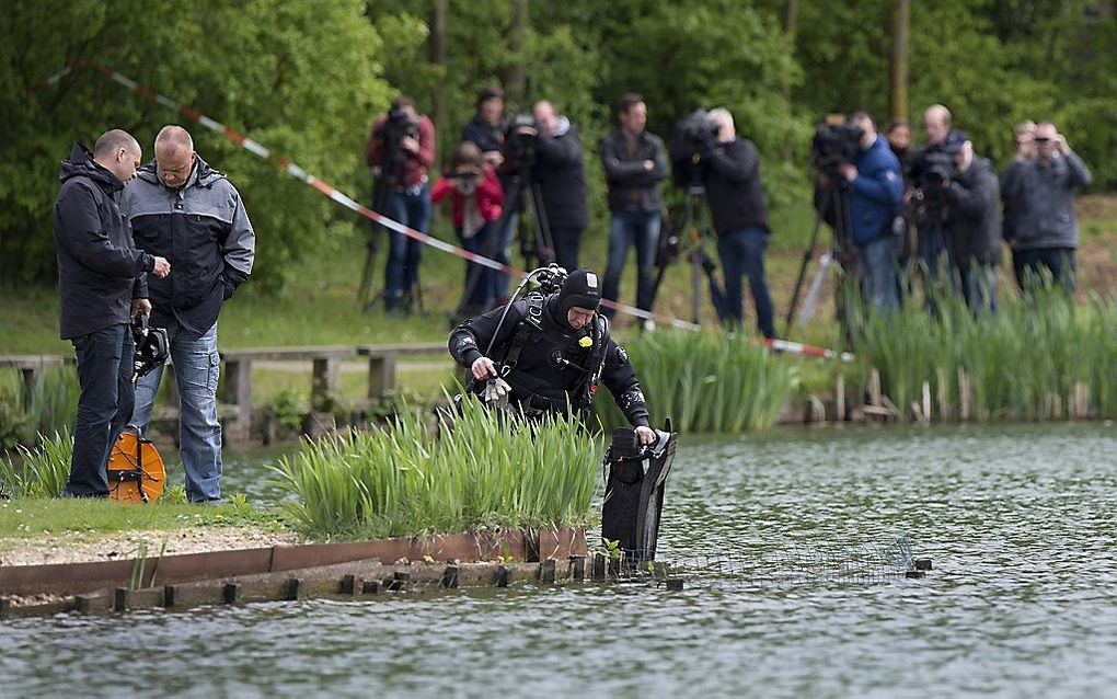 Op de grote visvijver in het Limburgse dorp Geulle wordt met behulp van duikers gezocht naar de vermiste broertjes Ruben en Julian.   Foto ANP