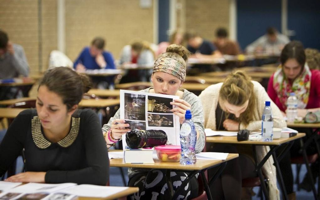 Havo-leerlingen in Kampen worstelen zich door het examen tehatex. Foto RD, Henk Visscher