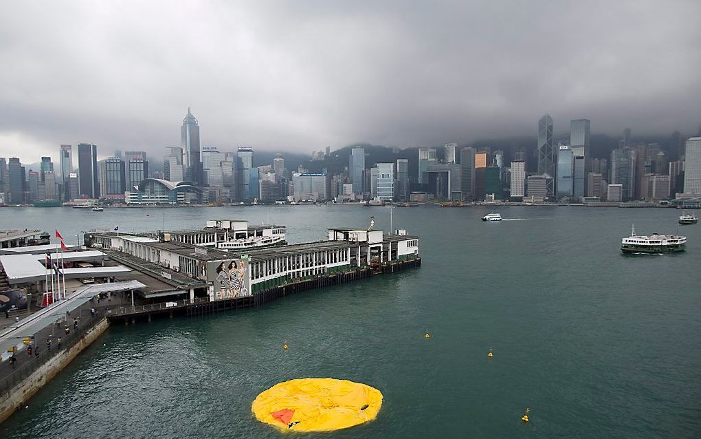 De leeggelopen eend in Hongkong. Foto EPA