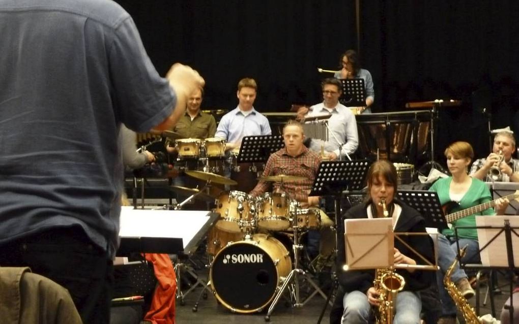 BARNEVELD. Rob Kap (r.) achter de drums. Links dirigent Lute Hoekstra van het Barnevelds Philharmonisch Orkest beeld Leon Brinkhof