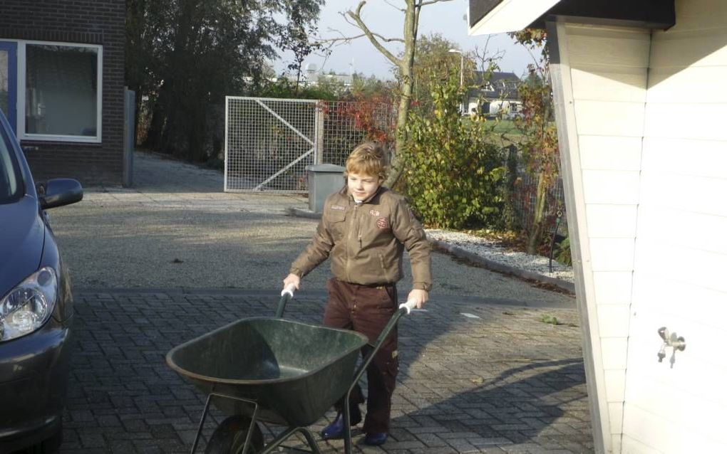 De familie Bac neemt op de jaarlijkse familiedag in Bleiswijk de tuin van oma Bac onder handen. Beeld familie Bac.