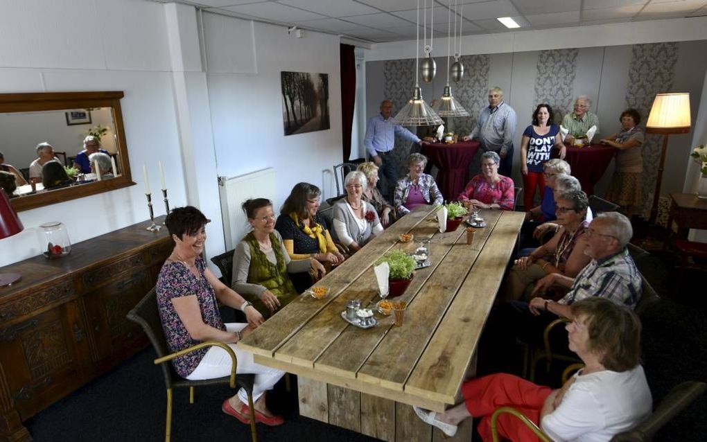 SURHUISTERVEEN. Vrijwilligers aan tafel in het inloophuis ’t Carillon in het Friese Surhuisterveen, bij de opening vorige week. beeld Frans Andringa