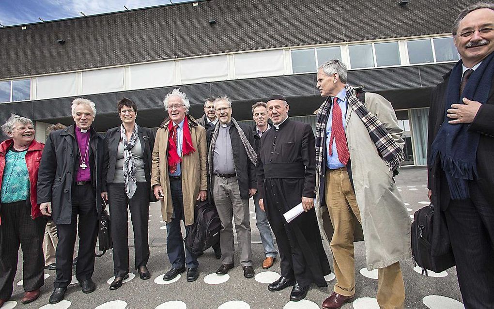 Een delegatie van de Raad van Kerken komt aan bij het detentiecentrum Rotterdam waar asielzoekers in hongerstaking zijn. De vertegenwoordigers van het orgaan praten met de directie en met de ingesloten asielzoekers. Ze willen graag weten hoe het de mensen