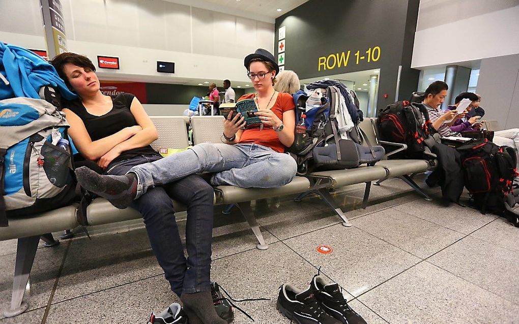 Passagiers moeten wachten vanwege de staking van bagageafhandelaars op luchthaven Zaventem.  Foto EPA