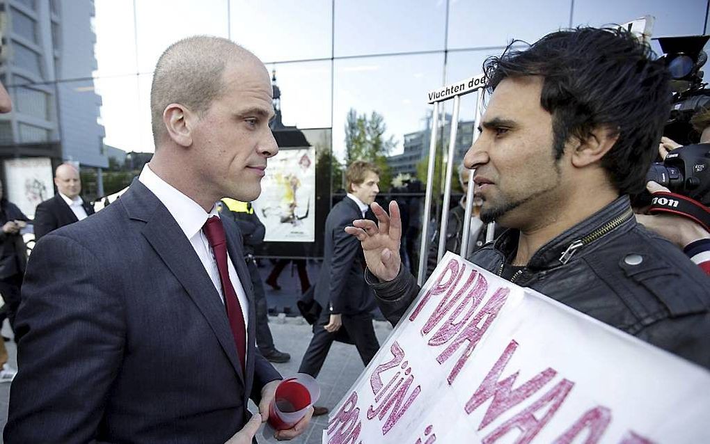 Samsom tegenover protesterende illegalen. Foto ANP