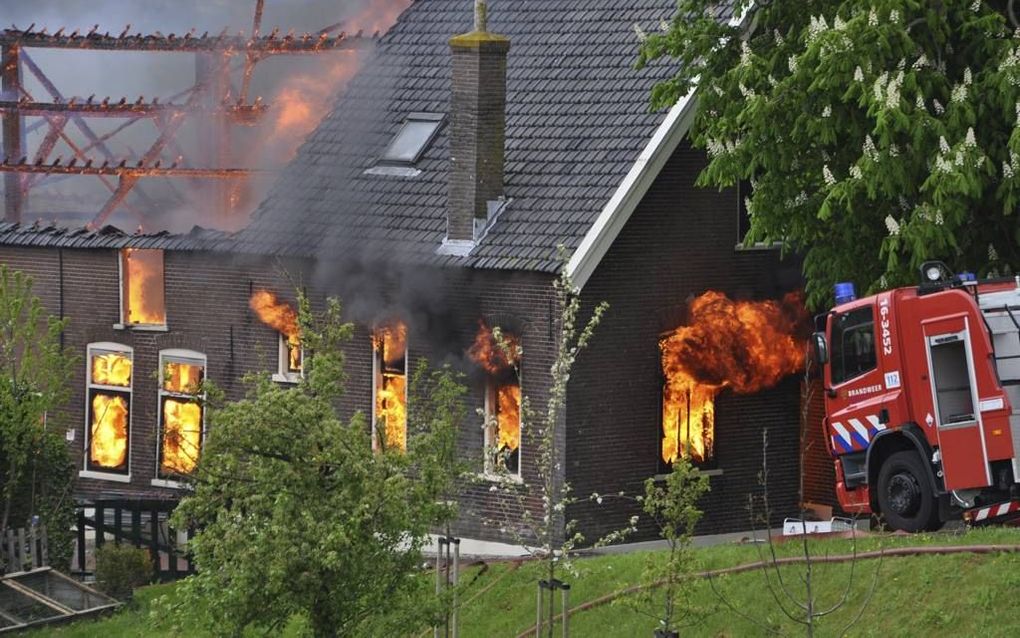 De boerderij van het gezin Vermeulen in het Lekkerkerkse Opperduit ging dinsdag in vlammen op. beeld Cent Verwaal