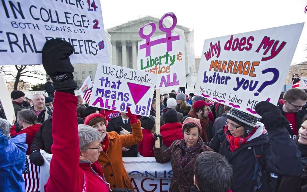 „In een onkritische tijd als de onze worden ideeën met een alarmerend gemak in hoog tempo dogma’s.” Foto: betogers voor homorechten tijdens een demonstratie in maart bij het Amerikaanse Hooggerechtshof in Washington.  beeld EPA