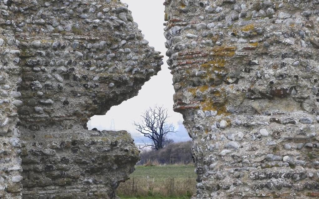 Het landschap rond Richborough Castle, gezien door één van de scheuren in de muur rond het fort. Foto RD