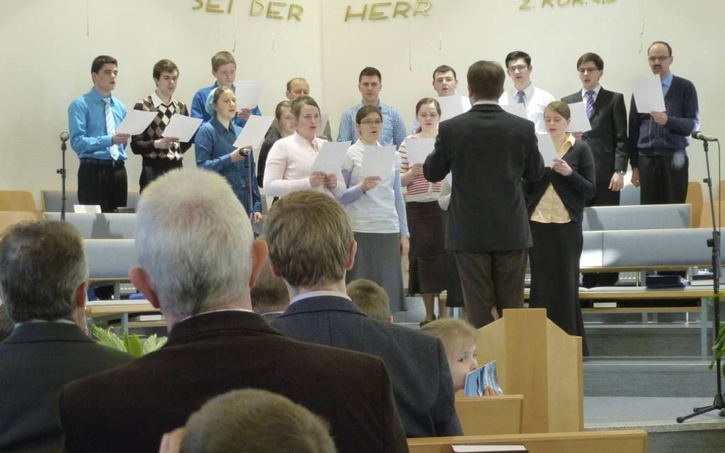 „De kloof tussen de Duitse doopsgezinden en de uit Rusland afkomstige mennonieten was onoverbrugbaar. Hier werden jongeren rond hun vijftiende jaar gedoopt; daarna zag je hen niet meer in de kerk. Veel gemeenten hielden slechts één keer per maand dienst.”