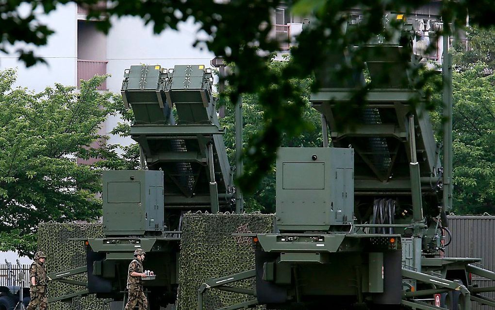 Japanse soldaten bij  een Patriot-luchtverdedigingssysteem  na het afvuren van een Noord-Koreaanse raket.  Foto EPA