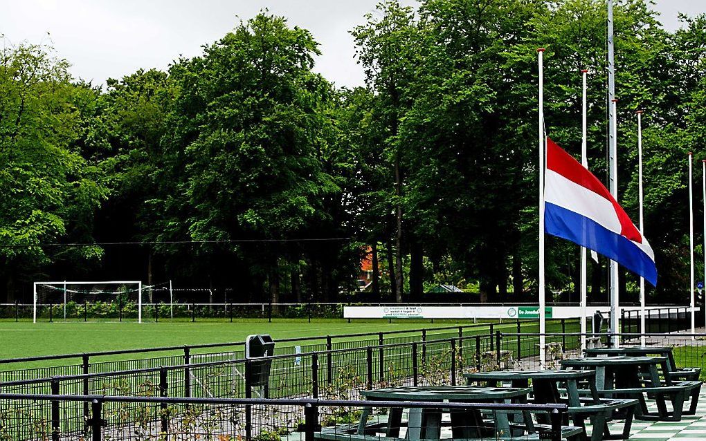 Biij voetbalvereniging Jonathan waar het oudste broertje Ruben speelde, is de vlag halfstok gehangen. beeld ANP