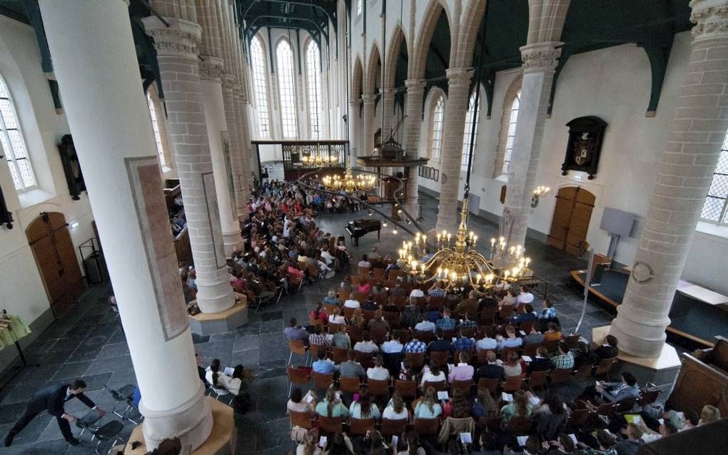 Zo’n 500 jongeren vulden gisteren de Grote Kerk in Weesp, waar het Pinksterappel 2013 plaatshad, georganiseerd door de christelijke gereformeerde kerk in Ouderkerk aan de Amstel. Beeld Ronald Bakker